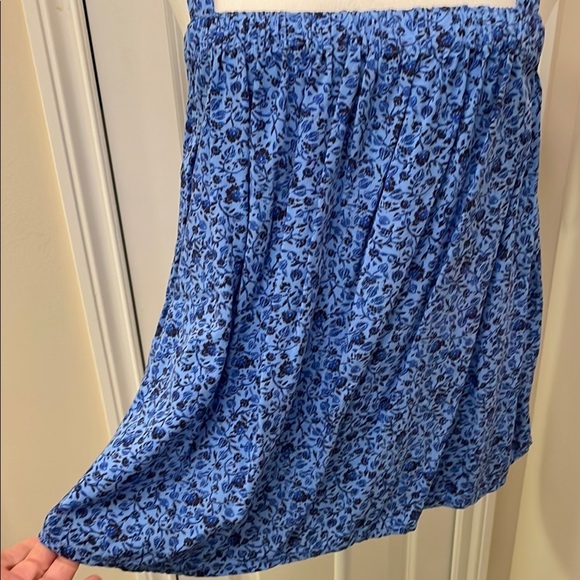 Old Navy Blue and White Relaxed Fit Camisole Tank Top Floral soft rayon NWOT - Picture 3 of 12